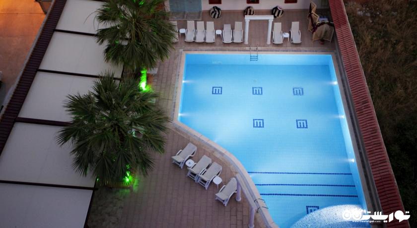 دورنمای زیبای استخر هتل در شب